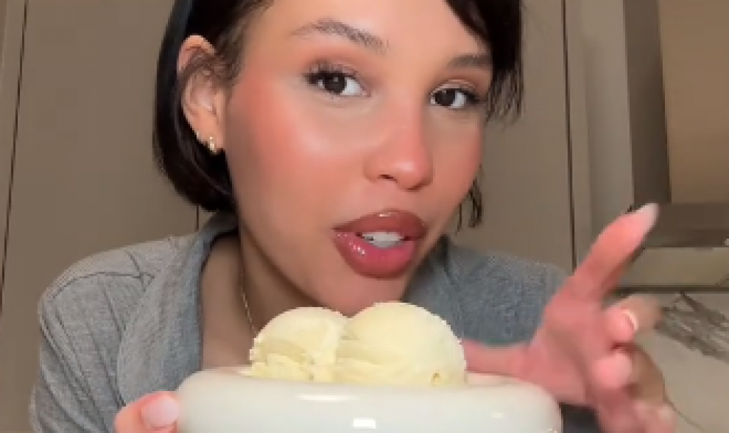 "Odbijam da verujem da je ovo lepo": Ceo internet jede sladoled od vanile na ovaj način zahvaljujući kontroverznoj pevačici, vredi li probati?