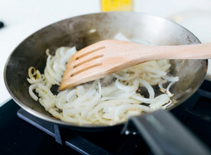 Da se miris luka ne širi po kući: Kada ga dinstate, uradite ovo i smrad se neće uvući u sve stvari