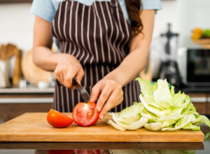 Tako rade u restoranima: Evo zašto kuvari čuvaju dasku za seckanje u frižideru
