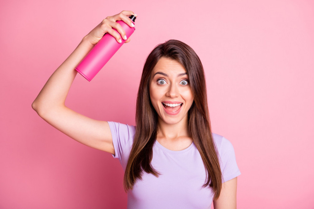 Prva pomoć za ženske probleme: Evo zašto u tašni uvek treba da nosite lak za kosu, nije za frizuru