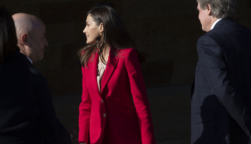 Sjajna modna reciklaža: Kraljica Leticija u efektnom crvenom odelu, a njene cipele poželeće svaka žena