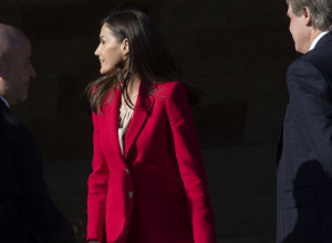 Sjajna modna reciklaža: Kraljica Leticija u efektnom crvenom odelu, a njene cipele poželeće svaka žena