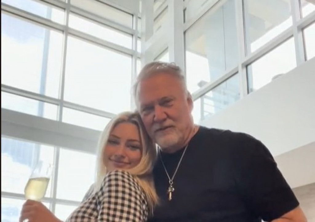 On ima 62 godine, a ona 23 i tvrdi: "Zaljubili smo već na prvom sastanku, on je čovek mog života"