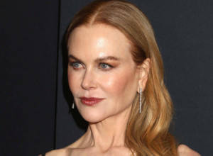 Čipka i zmija koja klizi oko vrata: Nikol Kidman na naslovnici Voga u neobičnom izdanju, da li biste se vi usudili?