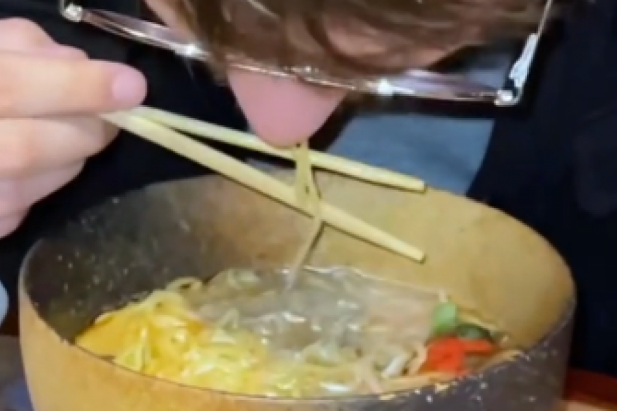 Ne mučite se više: Fenomenalan trik olakšava upotrebu štapića za jelo, i početnici će uspeti da ga savladaju kao od šale!