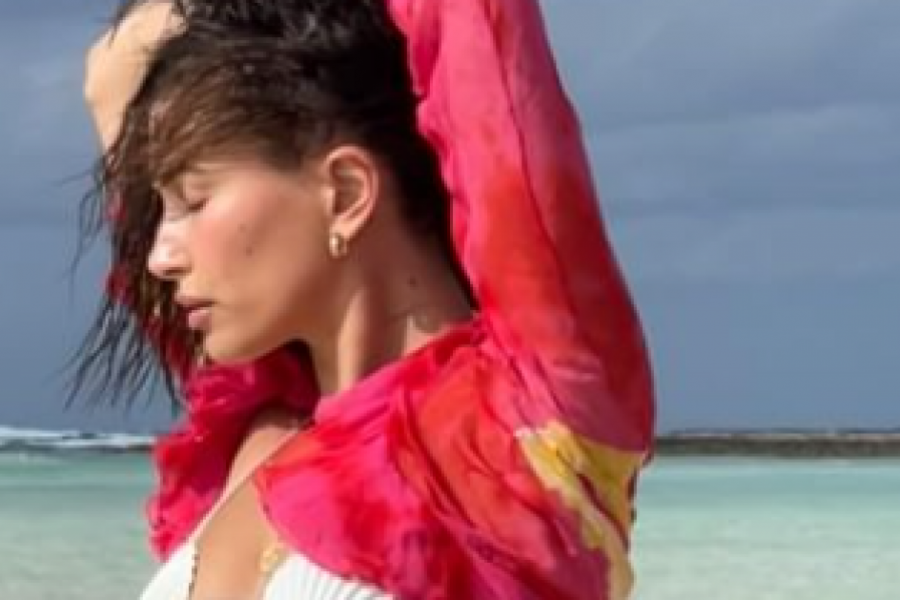 Leto može da počne! Hejli Biber objavila niz  zavodljivih fotki sa plaže, pridružila joj se i čuvena manekenka!