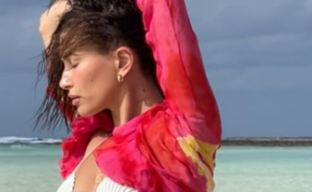 Leto može da počne! Hejli Biber objavila niz  zavodljivih fotki sa plaže, pridružila joj se i čuvena manekenka!