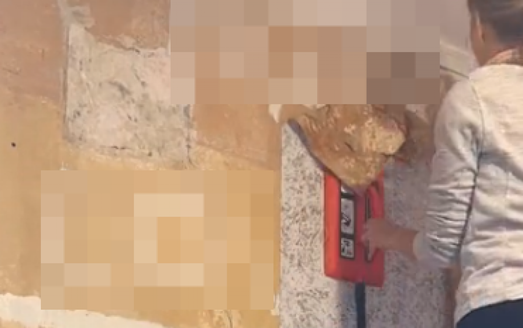 Nije mogla da veruje svojim očima: Krenula da skida tapete i ispod njih otkrila nešto čemu se definitivno nije nadala - dirljivo!