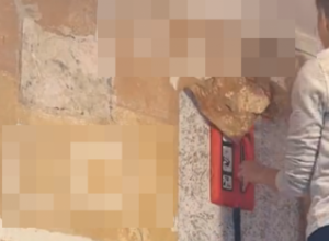 Nije mogla da veruje svojim očima: Krenula da skida tapete i ispod njih otkrila nešto čemu se definitivno nije nadala - dirljivo!