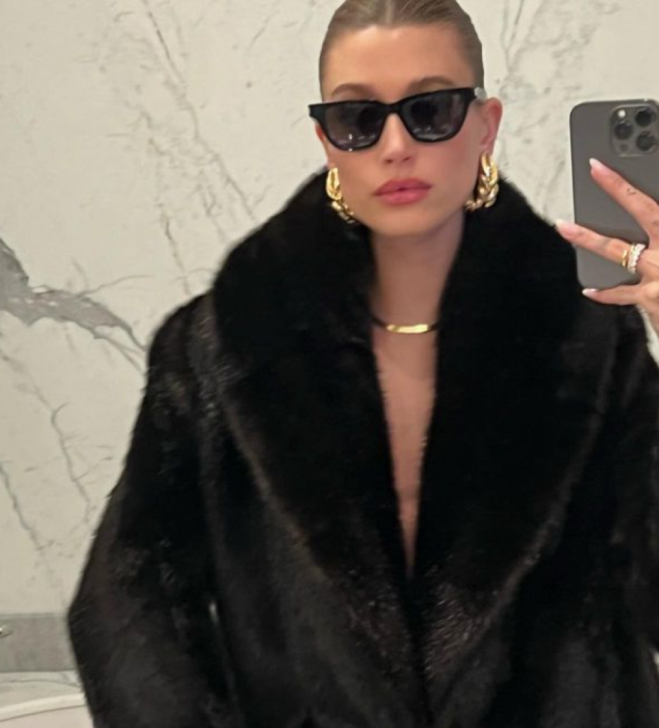 Hejli Biber istakla obline i zapalila Instagram: Slikala se ogrnuta jorganom, komplimenti se samo nižu