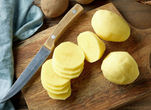 Mrzi vas da ljuštite krompir? Primenite ovaj fenomenalan trik, skraćuje muke za tili čas