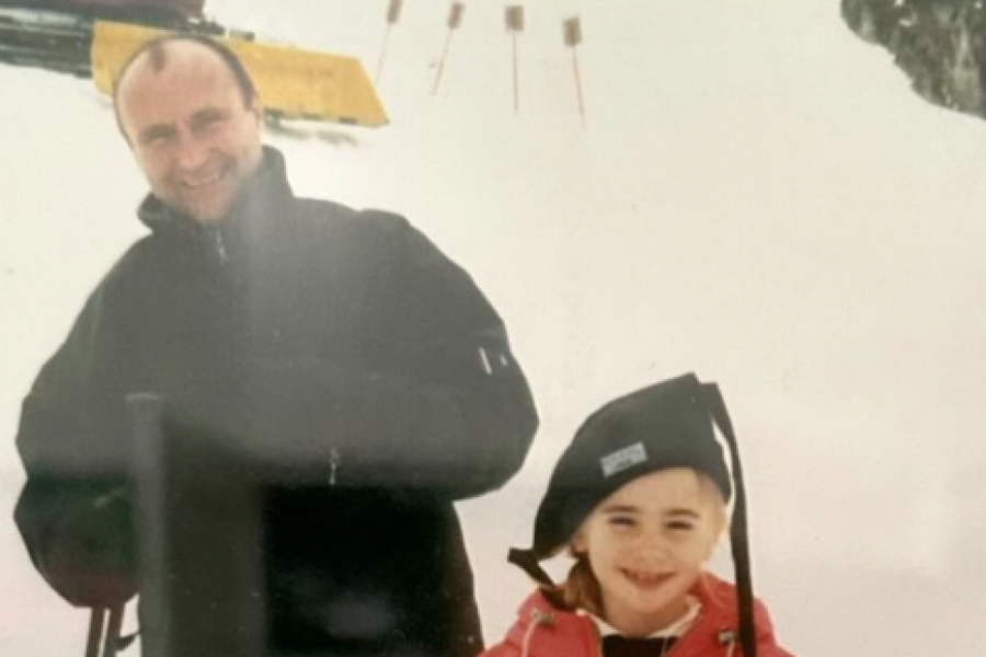 Pogodite ko je devojčica na slici: Od nasmejanog devojčurka nastala je glamurozna diva, dirljivom uspomenom ocu čestitala rođendan