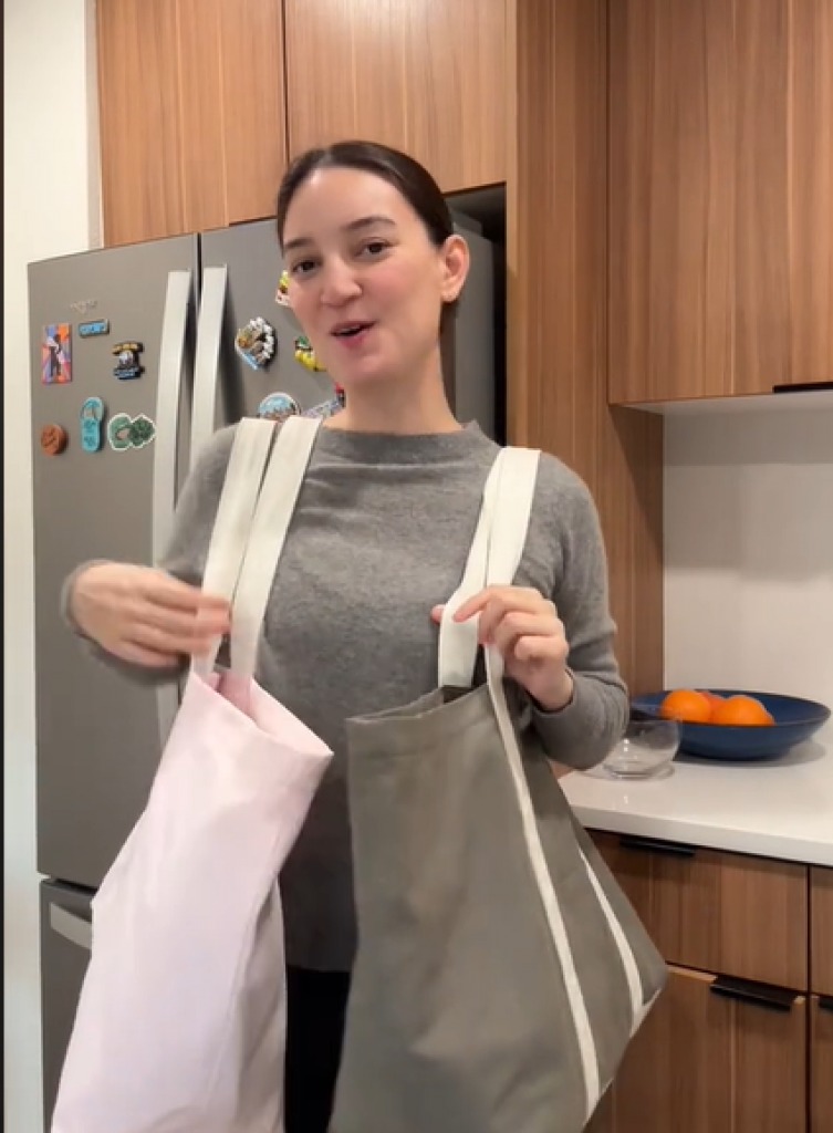 "Jesi ti normalna?": Jedna od najpoznatijih tiktokerki razbesnela pratioce cenom torbe koju je dizajnirala, da li biste je nosili?