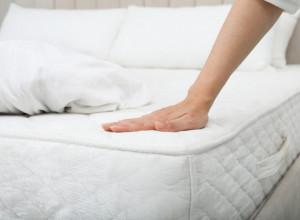 Uklonite žute fleke s dušeka: Ne treba vam dubinsko čišćenje, dovoljna su 2 sastojka iz kuhinje!