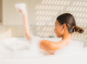 Prijaju nam i u kadi: Evo zašto u kupku treba da stavite čarapu punu ovsenih pahuljica!