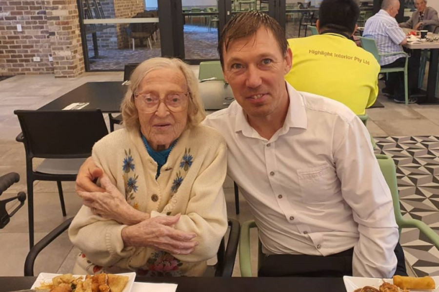 Ni baba, ni prabaka, to mu je devojka: Ona ima 103 godine, ali to nije jedini detalj iz njihove veze koji će vas šokirati