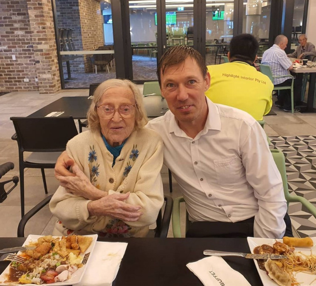 Ni baba, ni prabaka, to mu je devojka: Ona ima 103 godine, ali to nije jedini detalj iz njihove veze koji će vas šokirati
