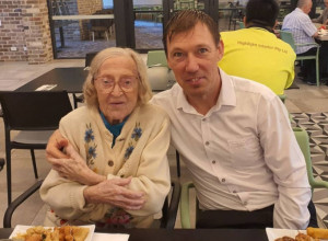 Ni baba, ni prabaka, to mu je devojka: Ona ima 103 godine, ali to nije jedini detalj iz njihove veze koji će vas šokirati