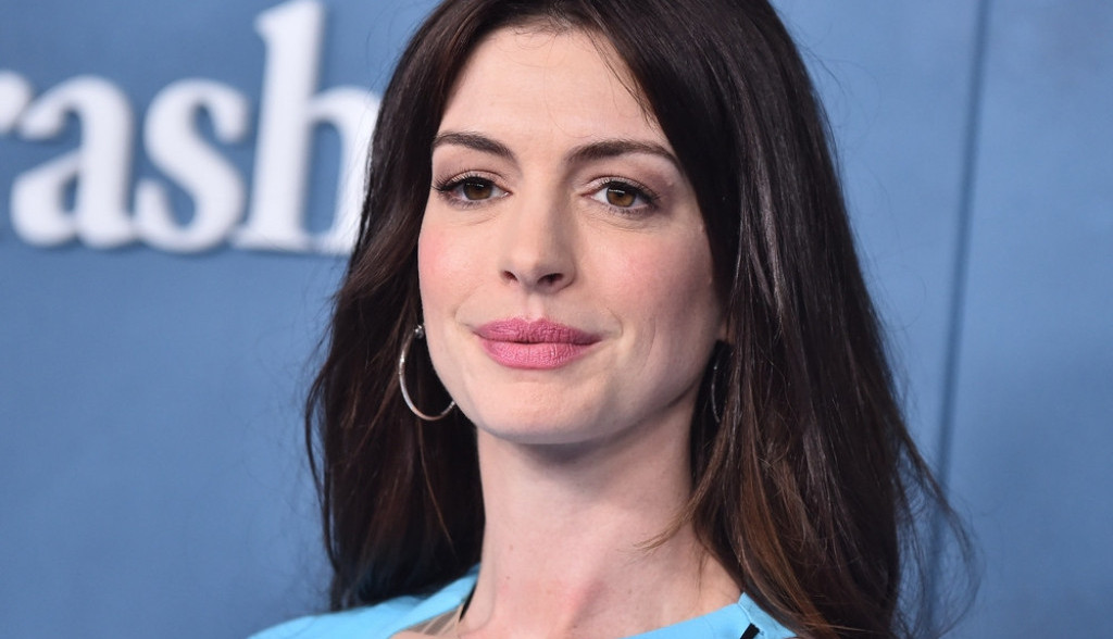 Ova suknja je čista desetka: En Hatavej izgleda elegantno i opušteno u isto vreme, žene širom sveta kopiraju njen stil