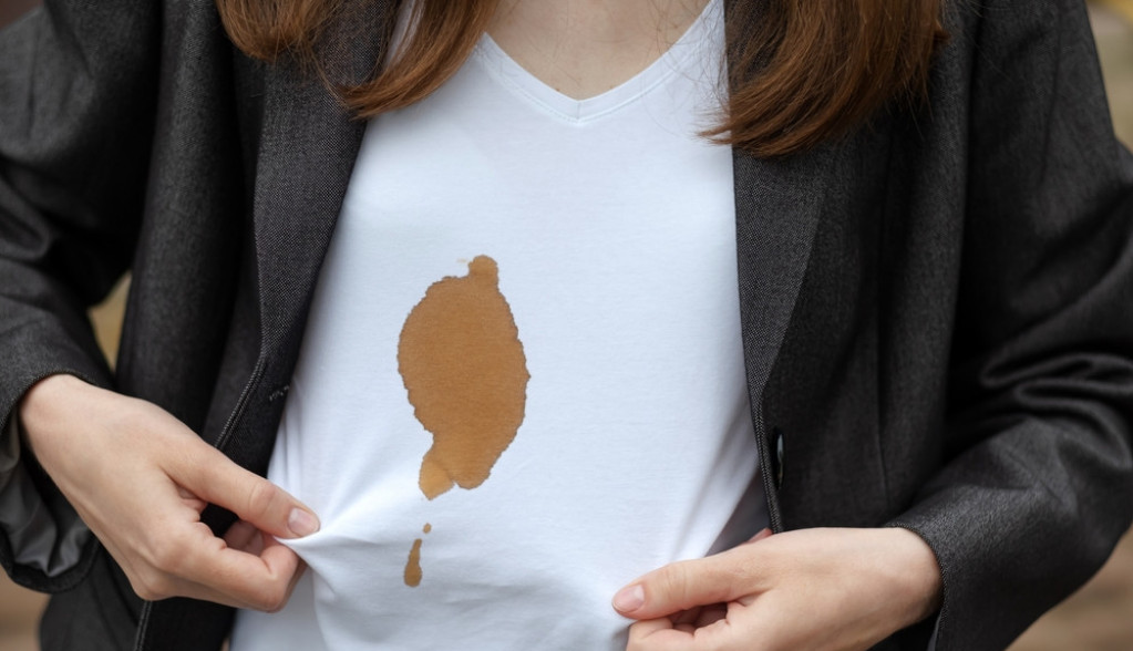 Ne trošite pare na hemijsko čišćenje: Uz ovaj sastojak iz kuhinje, skinućete sve masne i žute fleke sa odeće