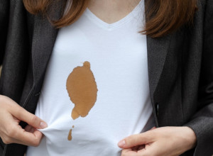 Ne trošite pare na hemijsko čišćenje: Uz ovaj sastojak iz kuhinje, skinućete sve masne i žute fleke sa odeće