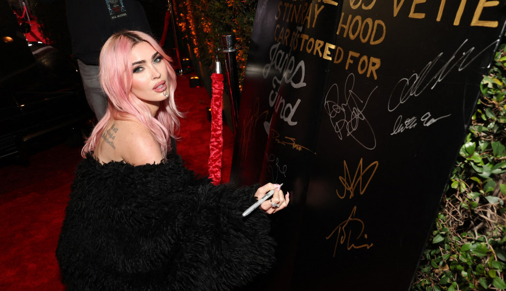 Iz roze u plavu: Megan Foks otkrila zašto je promenila boju kose i još nešto, sada je gotovo neprepoznatljiva!