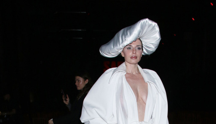 Smelo i kontroverzno: Džulija Foks u haljini koja više otkriva nego što pokriva, a u ovo su svi gledali