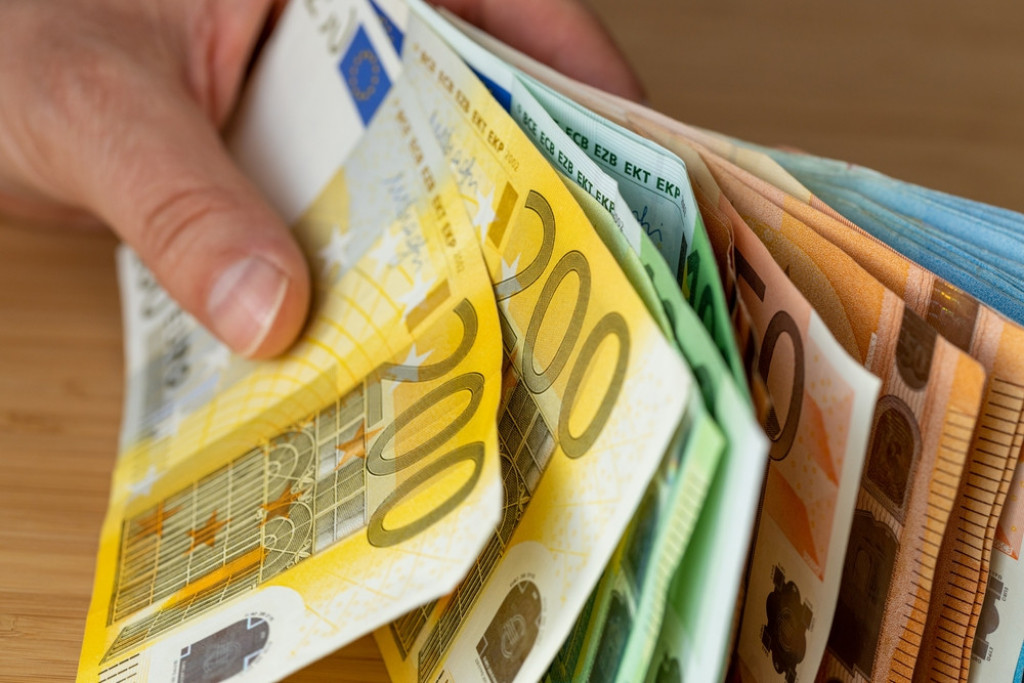 Pare će se slivati u novčanik kao reka: Stavite jedan začin pod prozor i zaboravićete šta je besparica!