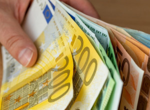 Pare će se slivati u novčanik kao reka: Stavite jedan začin pod prozor i zaboravićete šta je besparica!