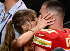 Fudbaler otišao u publiku zbog nje: Svi pričaju o njihovom strastvenom poljupcu na utakmici