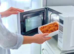 Možete dobiti zdravstvene tegobe: Ova jela nikako nemojte da podgrevate u mikrotalasnoj rerni