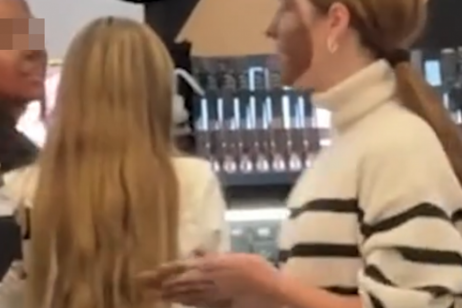 Kao da su pobegle iz džungle: Sramotno ponašanje devojčica zgrozilo internet, hvataju se za glavu od šoka, a majka samo stoji i gleda