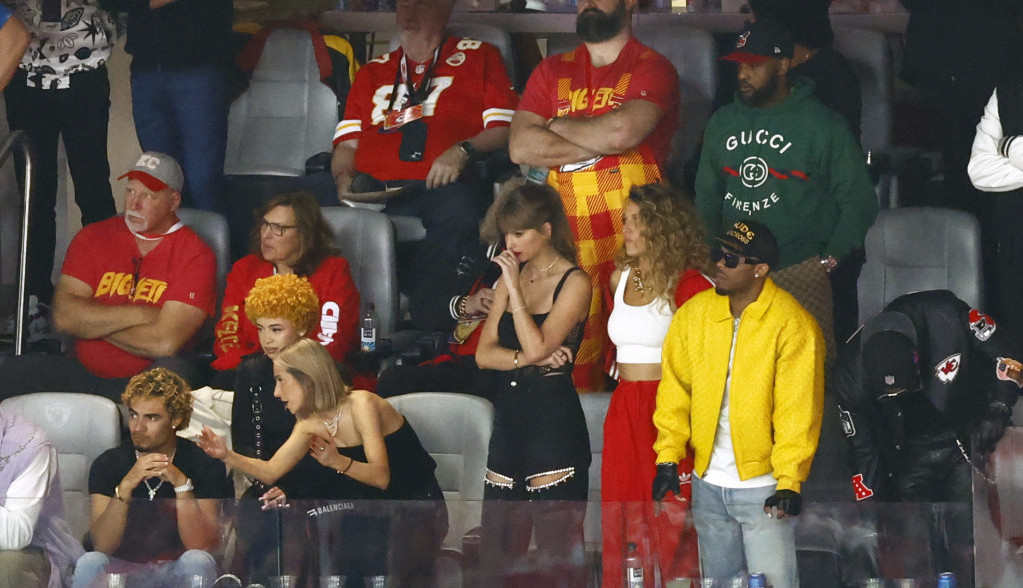 Rasprodale su se brzinom svetlosti: Farmerke Tejlor Svift su postale apsolutni hit, da li biste ih nosile?