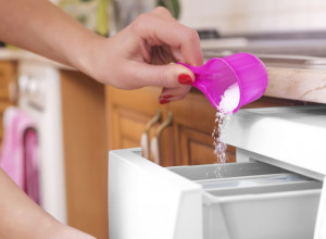 Ne bacajte pare bezveze: Ovo je sasvim dovoljna količina praška za veš, odeća će biti čista kao suza!