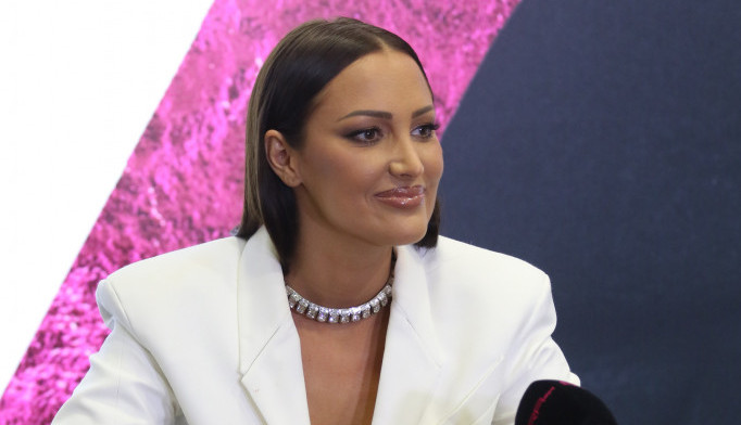 Cela Srbija danas priča o haljini Aleksandre Prijović: Nikada se ovakva nije pojavila na sceni, sve puca na njoj