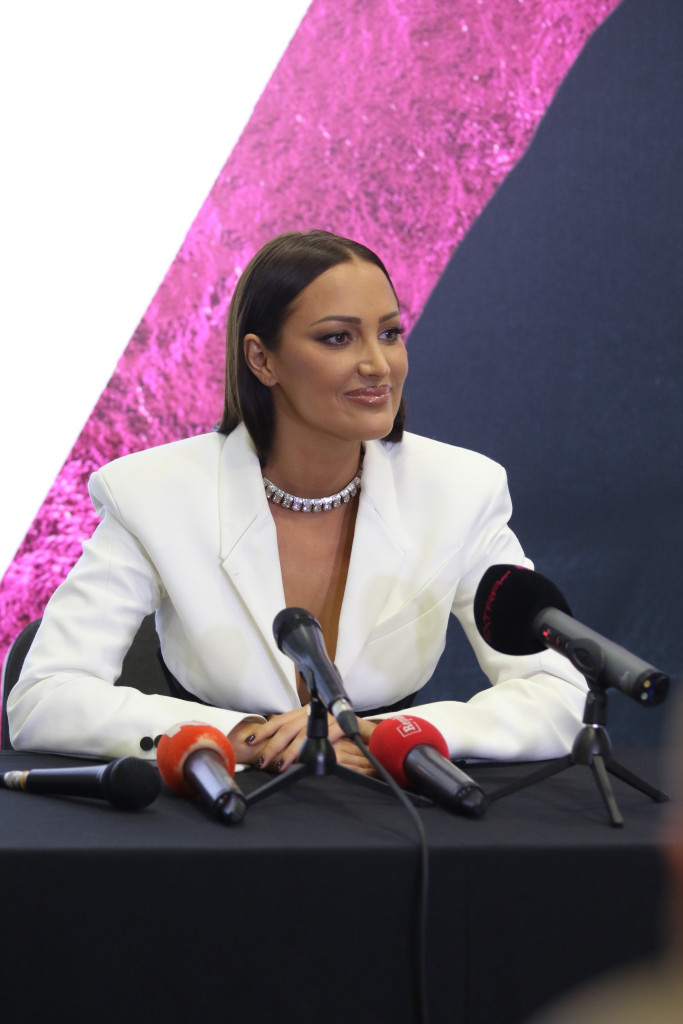 Haljina na jedno rame, koža & maksi haljina, ma sve joj odlično stoje: 3 kombinacije Aleksandre Prijović koje lako može da iskopira svaka žena