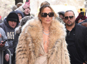 Ove pantalone morate da imate: Savršeno izdužuju noge, skidaju dva konfekcijska broja i Džej Lo ih obožava