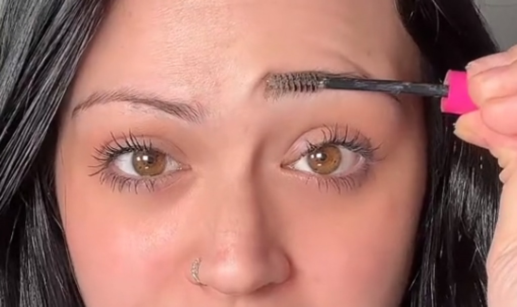 Znate li šta su sapun obrve? Postale su pravi hit, a nije ni čudo jer će vam lice biti mnogo privlačnije