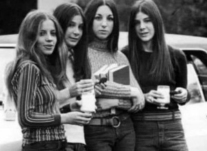 Cure pokupile silne lajkove: Klinci, ovako su vaše bake izgledale 70-ih, bez plastične ambalaže, tetovaže i blamaže