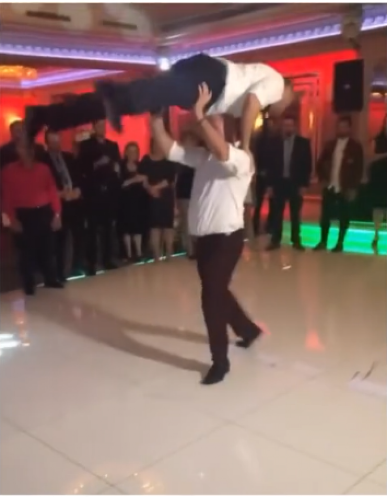 Malo se više popilo: Mladini ujaci na svadbi napravili pravi šou, gosti su bili oduševljeni onim što vide