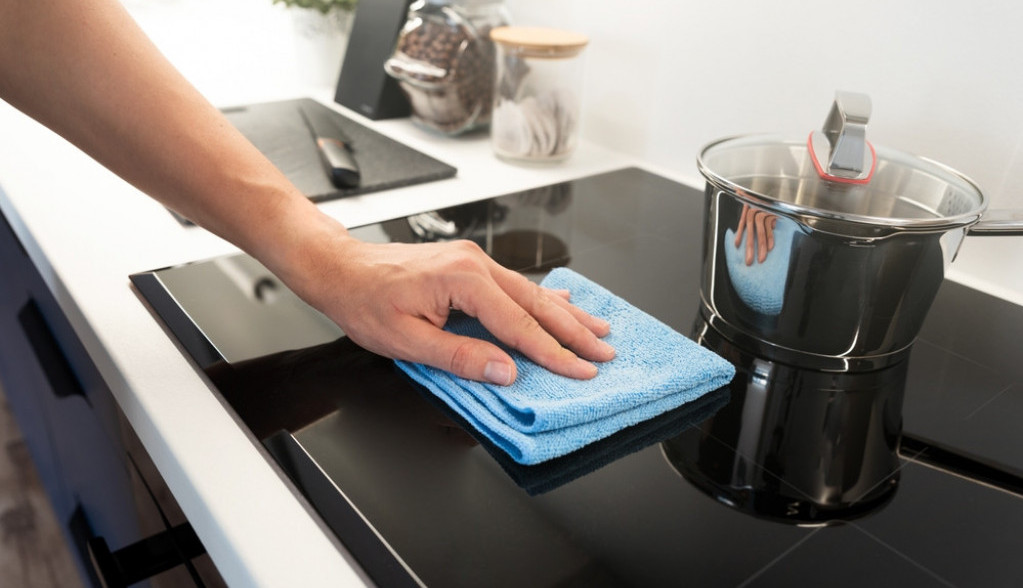 Neka vam šporet sa ravnom pločom zasija: Očistite ga bez muke pomoću 2 sastojka koja imate u kuhinji