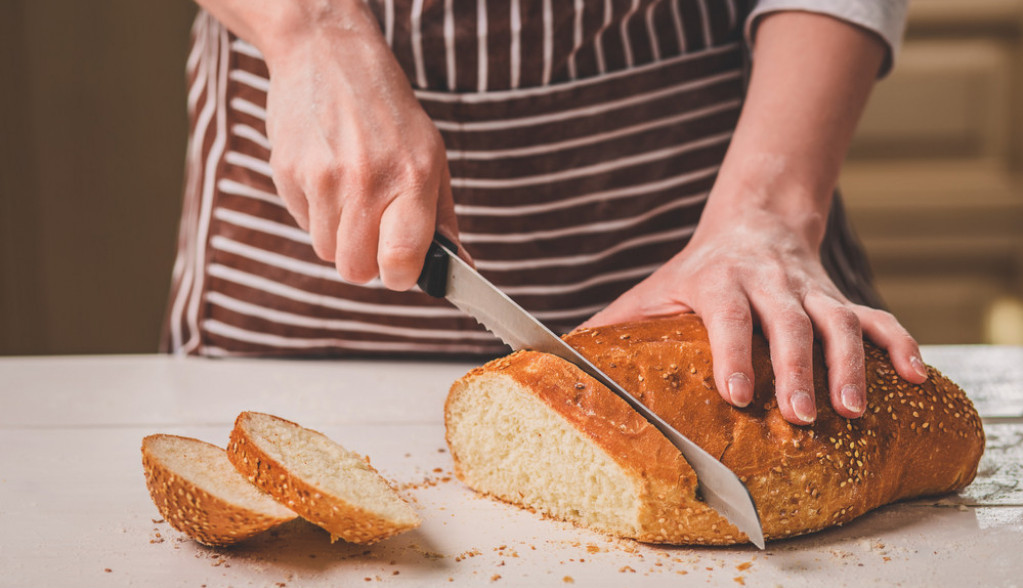 Ovo je proveren trik: Evo kako da vratite svežinu bajatom hlebu, za 5 minuta biće mekan, kao tek ispečen!