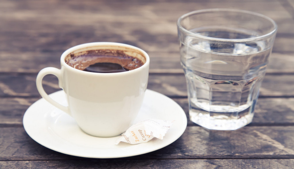 Ne služi za piće: Da li znate zašto vam konobar uz kafu uvek donese i čašu vode?