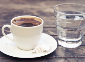 Ne služi za piće: Da li znate zašto vam konobar uz kafu uvek donese i čašu vode?