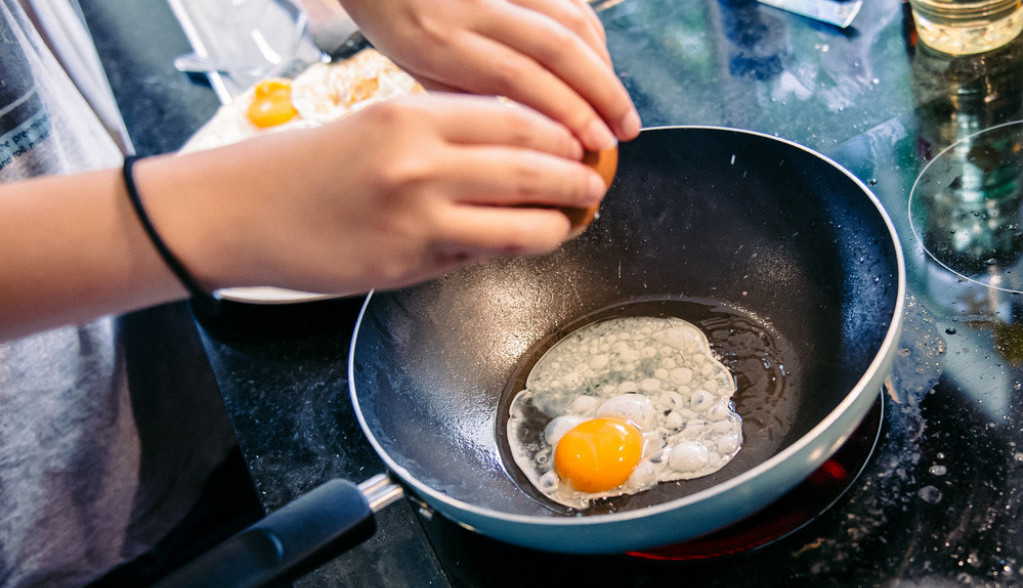 Savet profesionalnog kuvara: Uradite ovo pre prženja i više vam se hrana neće lepiti za tiganj