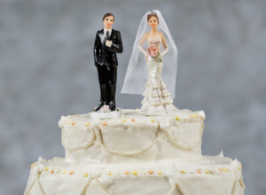 Ovo se godinama prepričava: Svekar je mladi na svadbi ponudio novac da ostavi njegovog sina!