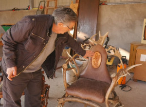 Bolest ga pogodila u desnu, ali on nastavio da rezbari levom rukom: Samouki umetnik Mile srušio sve predrasude, od stare štale napravio neverovatan atelje (FOTO)