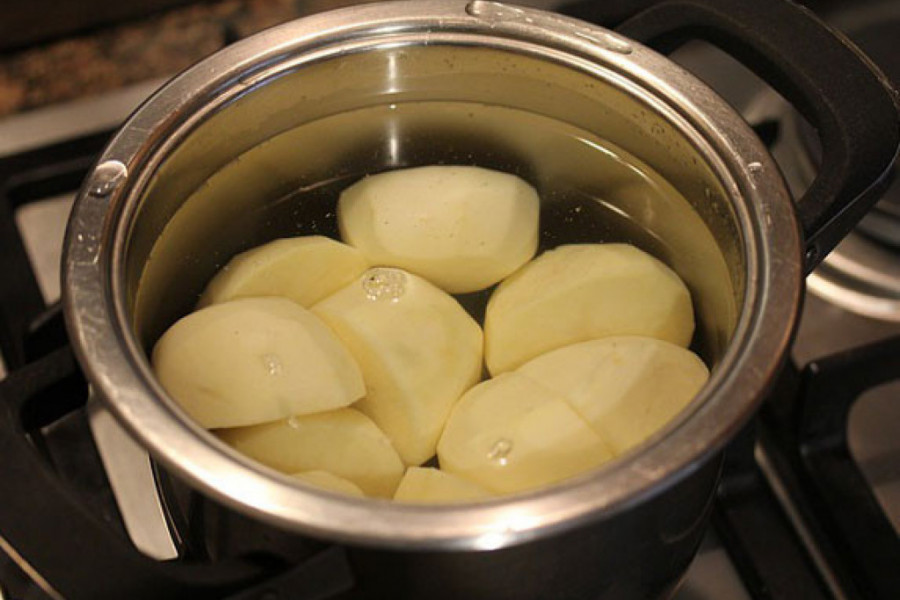 Trik iskusnih kuvara: Kropmpir će brže će biti gotov i neće se raspadati ako u vodu dodate ovaj sastojak