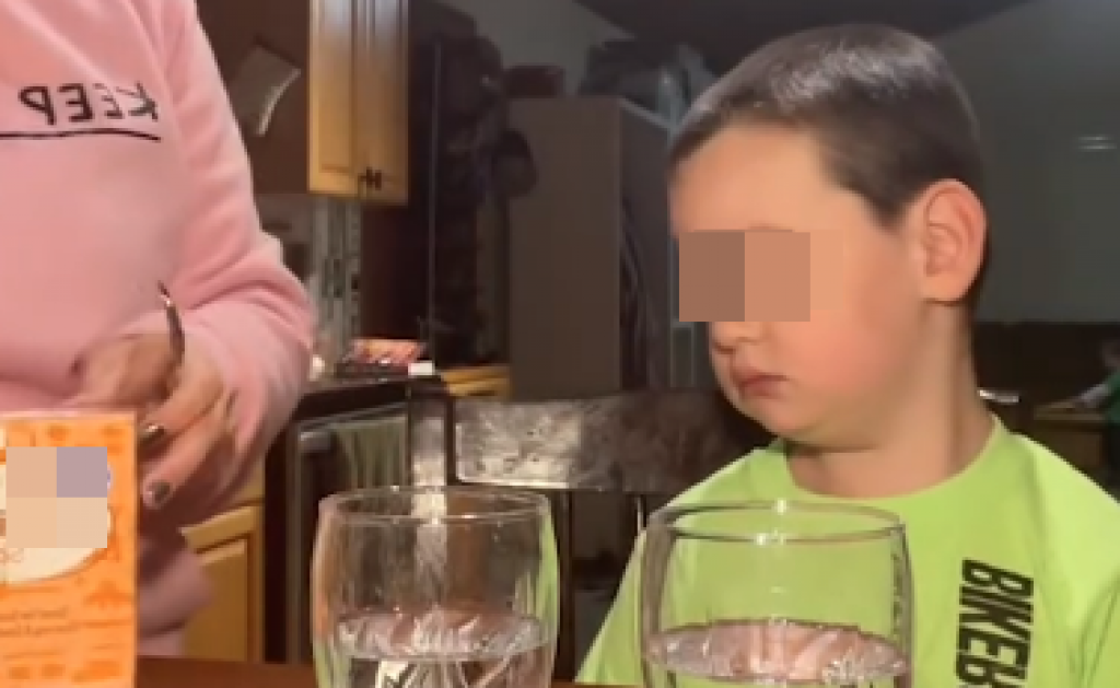 Eksperiment sa 2 čaše spasava decu: Naučite ih kako da se čuvaju kada niste pored njih, svaka sekunda je važna!