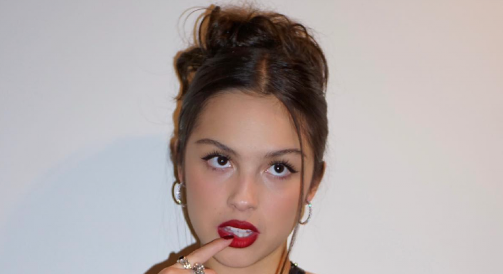 Kao da pravi svadbu, a ne rođendan: Pop pevačica šokirala proslavom punoletstva, jedno je svima privuklo pažnju!